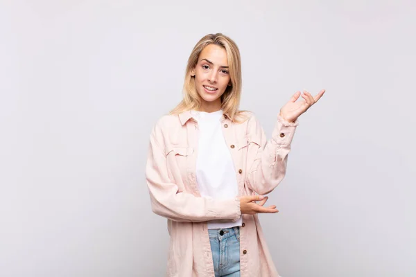 Mujer Sonriendo Con Orgullo Confianza Sintiéndose Feliz Satisfecha Mostrando Concepto — Foto de Stock