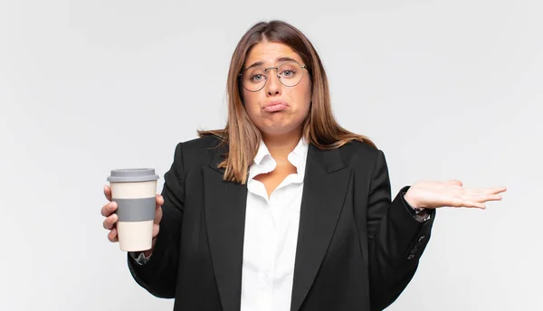 Jonge Zakenvrouw Met Een Koffie Gevoel Verbaasd Verward Twijfelen Weging — Stockfoto