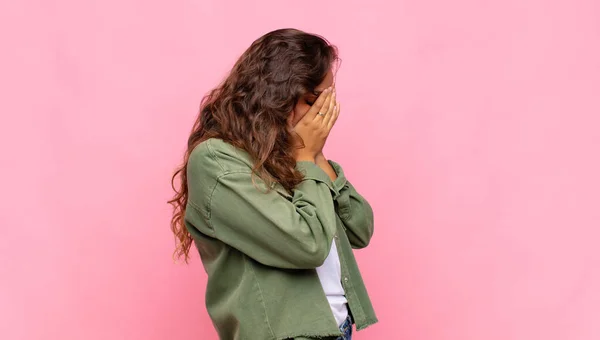 Mujer Cubriendo Los Ojos Con Las Manos Con Una Mirada —  Fotos de Stock