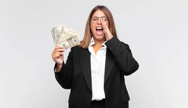 Mujer Joven Con Billetes Sintiéndose Feliz Emocionada Positiva Dando Gran —  Fotos de Stock