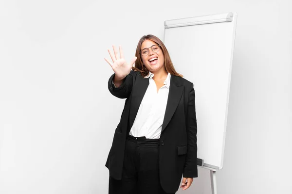 Mulher Sorrindo Olhando Amigável Mostrando Número Cinco Quinto Com Mão — Fotografia de Stock