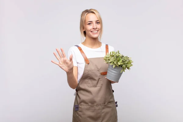 Young Woman Gardener Smiling Looking Friendly Showing Number Five Fifth — Stock Photo, Image