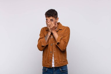  Korkuyor ya da utanıyor, dikizliyor ya da ellerle yarı kapalı gözlerle gözetliyor.