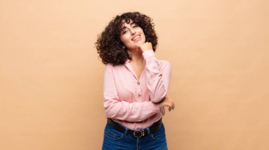 Gülümseyen, hayattan zevk alan, mutlu, arkadaş canlısı, memnun ve tasasız bir kadın.