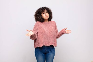 Kadın şaşkın ve şaşkın hissediyor, doğru cevap ya da karardan emin değil, seçim yapmaya çalışıyor.