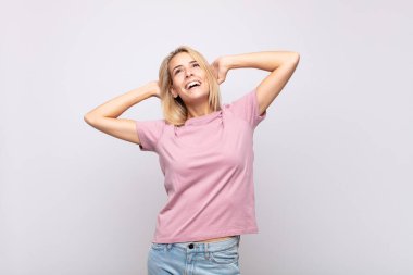 Gülümseyen ve rahat hisseden bir kadın, mutlu ve kaygısız, neşeli ve rahatlatıcı.