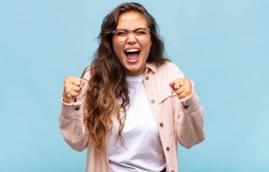  Kızgın bir ifadeyle saldırganca bağırmak ya da başarıyı kutlayan yumruklarla.