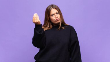 Genç sarışın kadın kapiş ya da para hareketi yapıyor, sana borçlarını ödemeni söylüyor.!