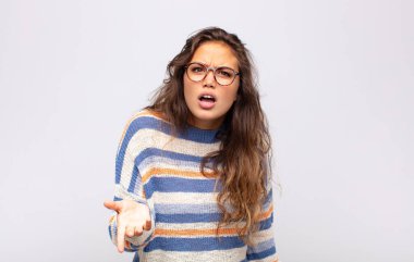 Kızgın, sinirli ve hayal kırıklığına uğramış bir kadın. Senin neyin var?