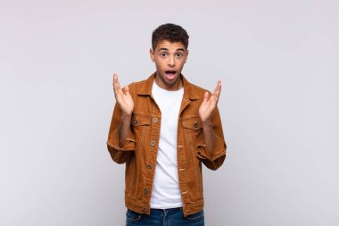  Şaşırmış ve şaşırmış bir şekilde bakarken, inanılmaz bir şey fark ettiğinizde şaşkınlık içinde çenenizi kapayın.