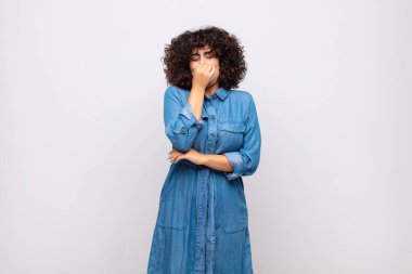 Kadın iğreniyor, pis ve nahoş bir koku duymamak için burnunu tutuyor.