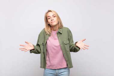 Kadın şaşkın ve şaşkın hissediyor, doğru cevap ya da karardan emin değil, seçim yapmaya çalışıyor.