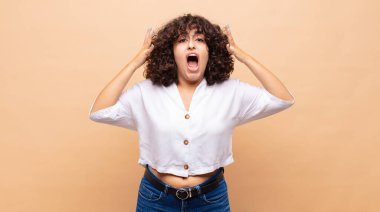 Kadın elleri havada bağırıyor, öfkeli, sinirli, stresli ve üzgün.