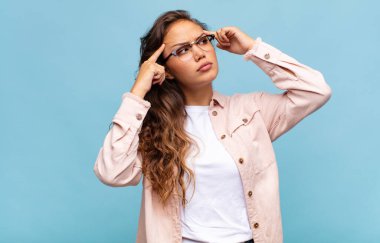 Kafası karışmış ya da şüpheye düşmüş bir kadın, bir fikre odaklanmış, çok düşünüyor, uzayı kopyalamak istiyor.