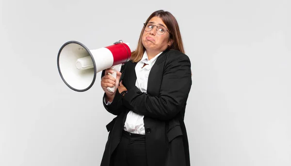 Junge Frau Mit Megafon Zuckt Mit Den Schultern Fühlt Sich — Stockfoto