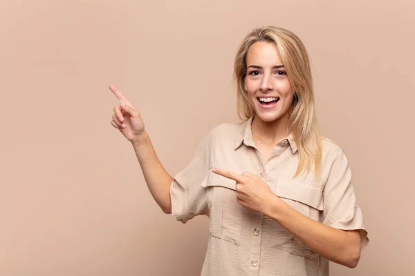 Mujer Sintiéndose Alegre Sorprendida Sonriendo Con Una Expresión Conmocionada Señalando —  Fotos de Stock