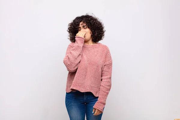 Mujer Sintiéndose Disgustada Sosteniendo Nariz Para Evitar Oler Hedor Asqueroso — Foto de Stock