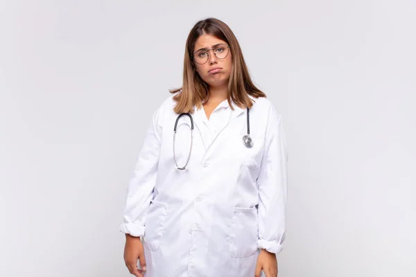 Młoda Kobieta Lekarz Czuje Smutek Jęk Nieszczęśliwym Spojrzeniem Płacze Negatywnym — Zdjęcie stockowe