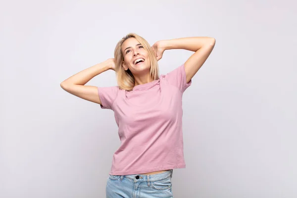 Mujer Sonriendo Sintiéndose Relajada Satisfecha Despreocupada Riendo Positivamente Relajada — Foto de Stock