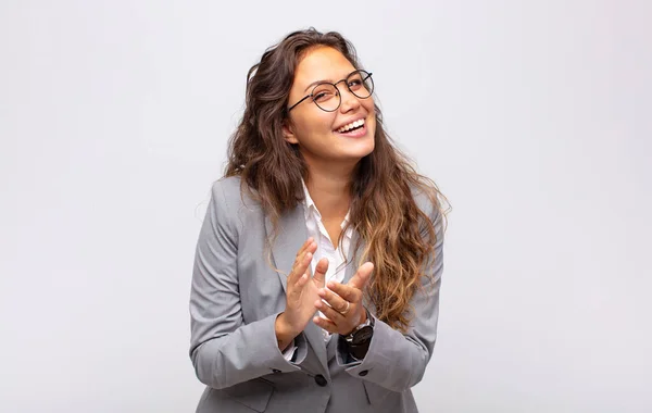 Vrouw Die Zich Gelukkig Succesvol Voelt Glimlacht Klapt Handen Feliciteert — Stockfoto