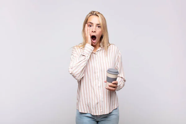 Mujer Joven Con Una Sensación Café Sorprendido Asustado Mirando Aterrorizado — Foto de Stock