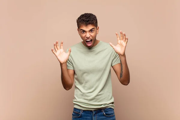 Schreeuwend Paniek Woede Geschokt Doodsbang Woedend Met Handen Naast Het — Stockfoto