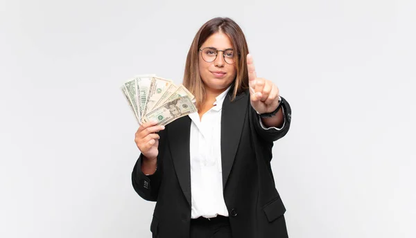 Jeune Femme Avec Des Billets Souriant Regardant Amical Montrant Numéro — Photo