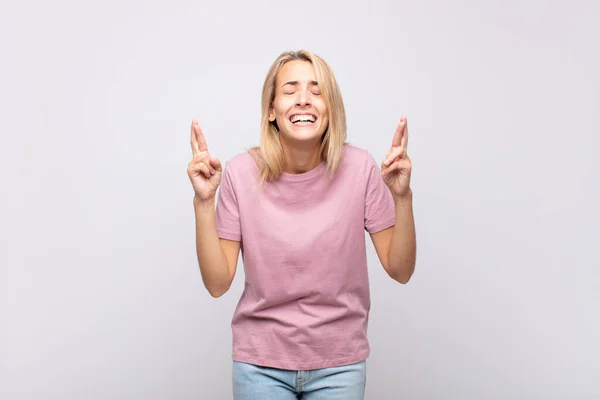 Mujer Sonriente Ansiosa Cruzando Ambos Dedos Sintiéndose Preocupada Deseando Esperando — Foto de Stock