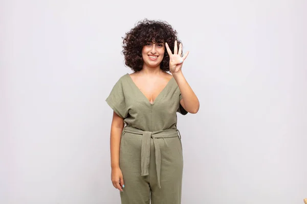Mulher Sorrindo Olhando Amigável Mostrando Número Quatro Quarto Com Mão — Fotografia de Stock