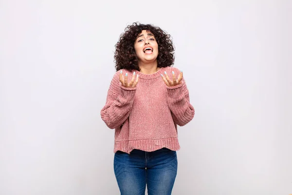 Kvinna Ser Desperat Och Frustrerad Stressad Olycklig Och Irriterad Skriker — Stockfoto