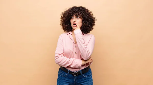 Woman Surprised Nervous Worried Frightened Look Looking Side Copy Space — Stock Photo, Image