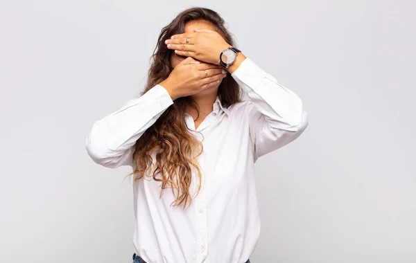 Mujer Cubriendo Cara Con Ambas Manos Diciendo Cámara Rechazar Imágenes —  Fotos de Stock