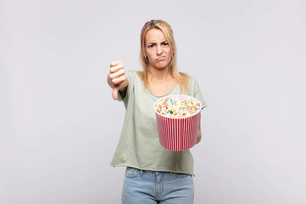 Jonge Vrouw Met Een Pop Maïs Emmer Gevoel Kruis Boos — Stockfoto