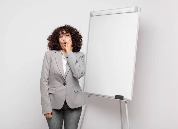 Frau Ist Schockiert Und Erstaunt Und Hält Ungläubig Das Gesicht — Stockfoto