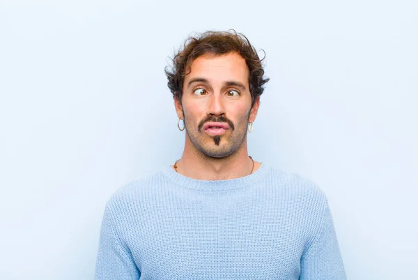 Jeune Homme Beau Regard Fou Et Drole Avec Une Expression Stupide Aux Yeux Croises Plaisantant Et Batifolant Autour Isole Contre Un Mur Plat Mec Portrait Stock Photo Jeune Homme Beau Regard Fou Et Drole Avec Une Expression Stupide Aux Yeux Croises Plaisantant Et Batifolant Autour Isole Contre Un Mur Plat Mec Portrait Stock Photo