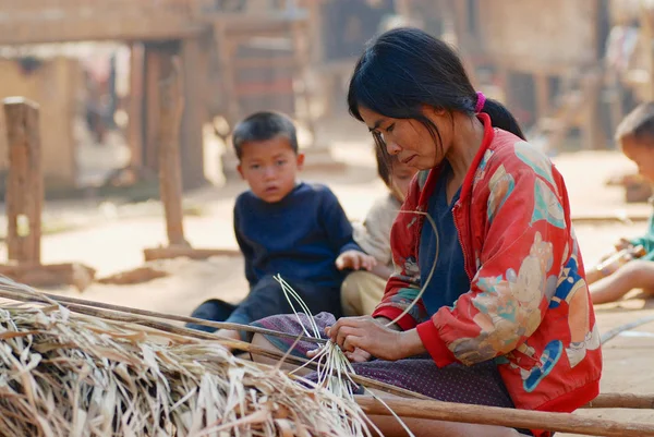 Luang Prabang Laos February 2007 Unidentified Woman Weaves Straw Roof — Stock Photo, Image