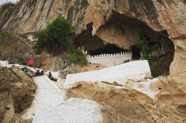 Luang Prabang, Laos - 12 Nisan 2012: Bir dikey kireçtaşı uçurumun Mekong izdiham, 4000'den fazla Buda resimler ve Luang Prabang, Laos Nam Ou nehirde Tham Ting mağaranın girişini.