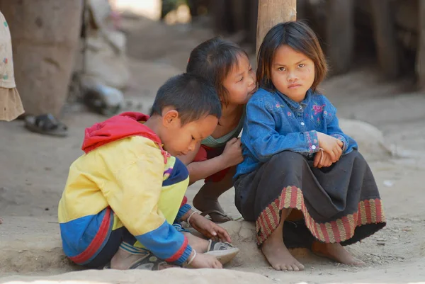 老挝琅勃拉邦 2007年2月13日 在老挝琅勃拉邦附近的一个贫穷村庄里 不明身份的孩子在街上玩耍 — 图库照片