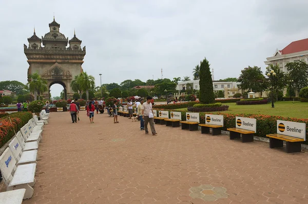 Vientiane Laos Kwiecień 2012 Niezidentyfikowanych Osób Odwiedza Park Pobliżu Pomnik — Zdjęcie stockowe
