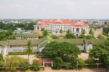 Vientiane, Laos - 22 Nisan 2012: Vientiane, Laos zafer Monument bina hükümet ofis görünümüne.