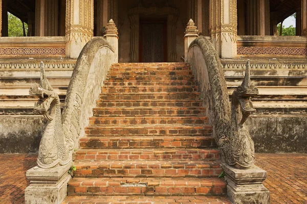 Вентиан Лаос Апреля 2012 Года Скульптуры Наги Лестнице Перед Буддийским — стоковое фото