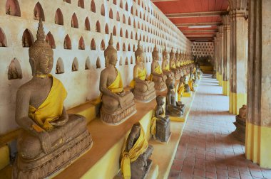 Vientiane, Laos - 23 Nisan 2012: Eski Buda heykelleri Wat Si Saket tapınak Vientiane, Laos.
