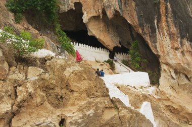 Luang Prabang, Laos - 12 Nisan 2012: Bir dikey kireçtaşı uçurumun Mekong izdiham, 4000'den fazla Buda resimler ve Luang Prabang, Laos Nam Ou nehirde Tham Ting mağaranın girişini.