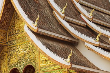 Cephe ve çatı dekorasyonu Kraliyet Sarayı Müzesi Luang Prabang, Laos'nde Haw Pha Bang Budist Tapınağı.