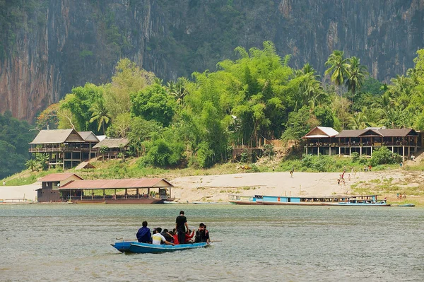 Luang Prabang Laos April 2012 Niet Geïdentificeerde Mensen Oversteken Boot — Stockfoto