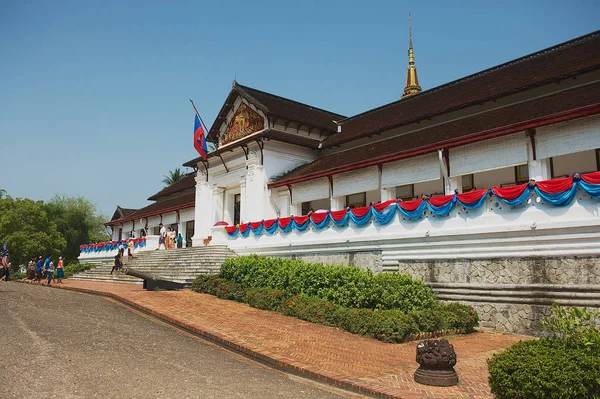 Luang Prabang, Laos - 13 Nisan 2012: Kraliyet Sarayı Luang Prabang, Laos, kimliği belirsiz kişi ziyaret.