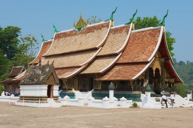 Luang Prabang, Laos - 16 Nisan 2012: Wat Xieng tanga Luang Prabang, Laos, kimliği belirsiz kişi ziyaret.