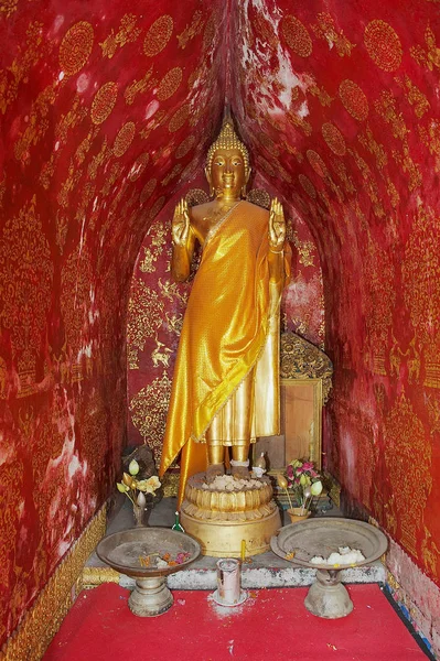 Laung Prabang Laos Kwiecień 2012 Posąg Buddy Czerwonej Kaplicy Świątyni — Zdjęcie stockowe
