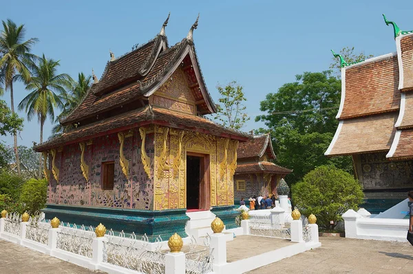 Luang Prabang Laos April 2012 Unidentified People Visit Wat Xieng — Stock Photo, Image