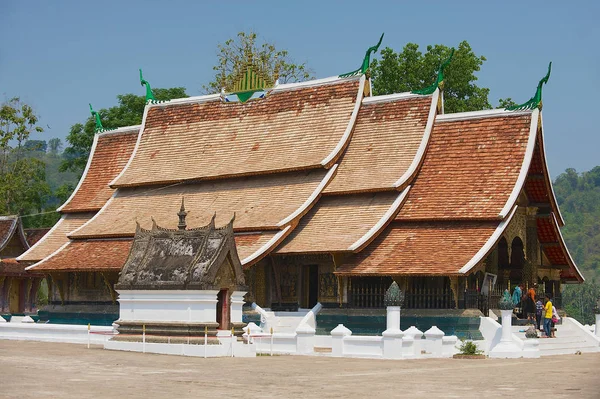 Luang Prabang Laos Kwiecień 2012 Niezidentyfikowanych Osób Odwiedza Wat Xieng — Zdjęcie stockowe